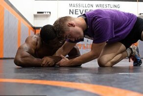 Парень, родившийся без ног, стал борцом