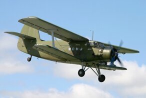 Биплан, который умеет летать хвостом вперед