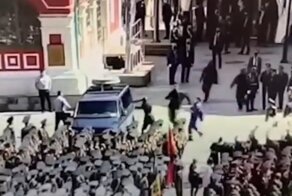 В сети появилось видео с солдатом,&nbsp;громящим машину ФСО на&nbsp;параде Победы 