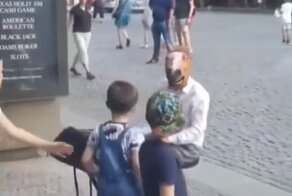 Позитивный уличный музыкант с маской лошади