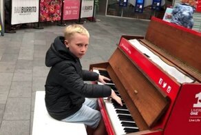 12-летний пианист исполняет в торговом центре танцевальные хиты 90-х
