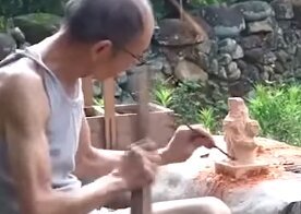 Мужчина вырезал из куска дерева фигурку Наруто