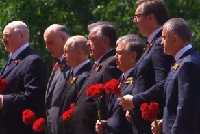 Лукашенко встал в позу и демонстративно отодвинулся от Путина при возложении цветов