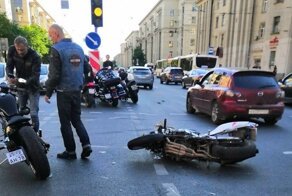 Водитель "Фольксвагена" пытался проскочить на красный и сбил двух байкеров на перекрестке