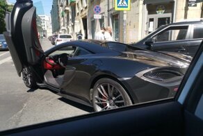 Водитель спорткара McLaren устроил небольшое ДТП в Санкт-Петербурге