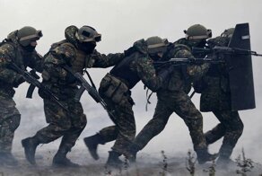 Зачем бойцы спецназа держат друг друга за плечо?