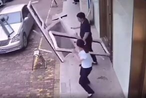 Упавшая с балкона рама чудом не задела пешеходов