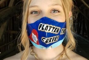 Девушка своими руками сделала выпускной наряд из скотча