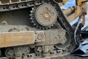 В тундре под Норильском бульдозер раздавил служебный автомобиль полиции