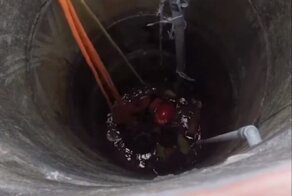 Семья, делающая селфи, провалилась в колодец
