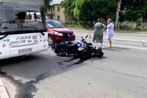 Мотоциклист упал с байка и оказался под бампером встречного автомобиля