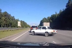 На Тюменском тракте ВАЗ влетел в отбойник