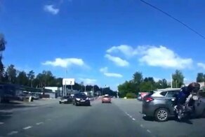 Мотоциклист-обочечник попал в аварию в Подмосковье