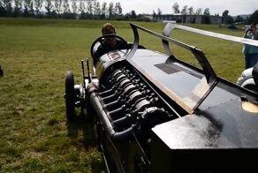 Старые спортивные автомобили с чрезвычайно большими двигателями