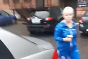 Неадекватная реакция омички на просьбу не мусорить