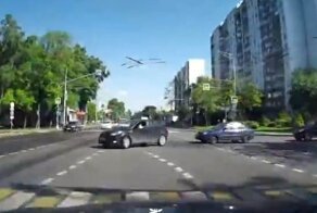 Когда переключил коробку в "спорт": лихач устроил ДТП в Москве