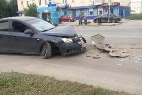 В Кемеровской области пьяный водитель въехал в пропускающих пешехода машины