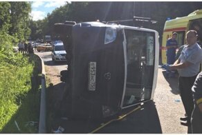 В Подмосковье такси врезалось в рейсовый автобус и опрокинуло его