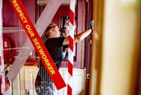 Проститутки Амстердама надевают перчатки и маски