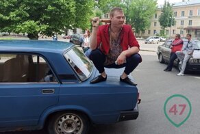 В Волхове голосующих встречают братки на "бэхах" под хиты лихих девяностых