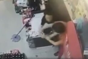 Сотрудник магазина успокоил грабителя с помощью шести бутылок с пивом