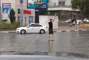 Ростовчанин регулировал движение при помощи зонта из-за сломавшегося светофора