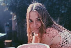 Девушка решила самостоятельно приготовить косметику и осталась слепой