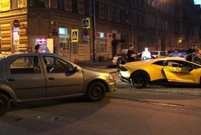 Вот это попадос! В Петербурге автомобилистка въехала в спорткар Lamborghini