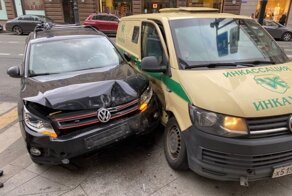 Неаккуратный маневр инкассаторского автомобиля в Санкт-Петербурге