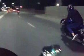 Сотрудник ДПС на служебной машине обезвредил мотоциклиста, бортанув его