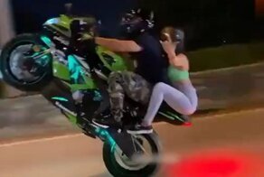 Езда на заднем колесе, которую девушка запомнит на всю жизнь