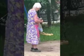 Вредная старуха пачкает качели дерьмом