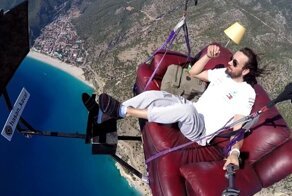 Мужчина совершил полёт на диване с телевизором и лампой