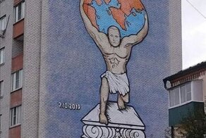 Задержали троих парней которые "исправили"  мурал с Путиным