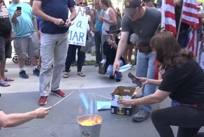 В США сжигают медицинские маски в знак протеста против угнетения