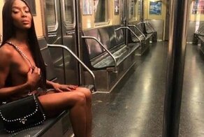 Наоми Кэмпбелл устроила обнажённую фотосессию в метро
