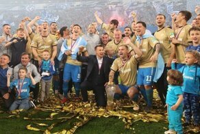 "Зенит" во второй раз подряд стал чемпионом России