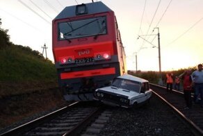 В Кемеровской области грузовой поезд врезался в автомобиль, которым управляла нетрезвая девушка