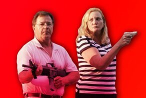 В США толпа устроила протесты против оборонявших свой дом вооруженных супругов