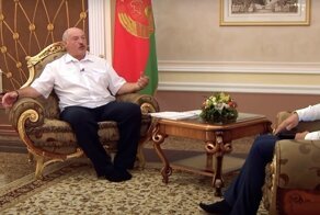 Уважая труд уборщиц: президент Лукашенко пришел на интервью в одних носках
