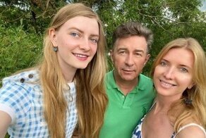 Сюткин поделился фотографией с женой и дочерью, но никто не понял: где кто