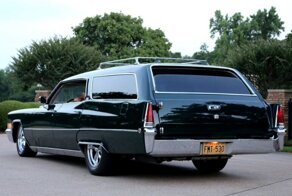 Уникальный универсал Cadillac De Ville 1969 года в цвете British Racing Green