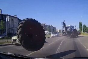 Досталось всем! Трактор потерял колесо в Белгородской области