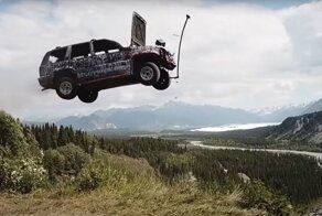 Фейерверк автомобилями: на Аляске в День независимости сбрасывают автомобили с обрыва