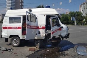 Иномарка в Челябинске протаранила и опрокинула скорую с мигалкой
