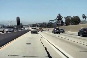 Tesla Model 3 смогла избежать столкновения с летящим навстречу колесом