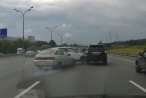 Лихой водитель за рулем ВАЗа устроил небольшой замес на МКАД
