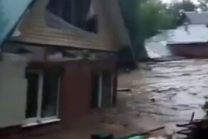 "Илюхин дом поехал!": в Подмосковье прорвало дамбу и смыло постройки