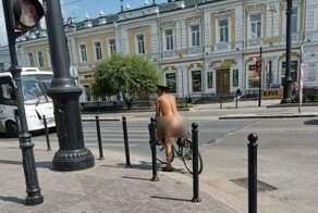 Печкин уже не тот: по Омску проехался голый велосипедист в полицейской фуражке