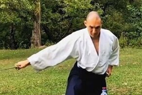 Мастер боевых искусств демонстрирует свои впечатляющие навыки